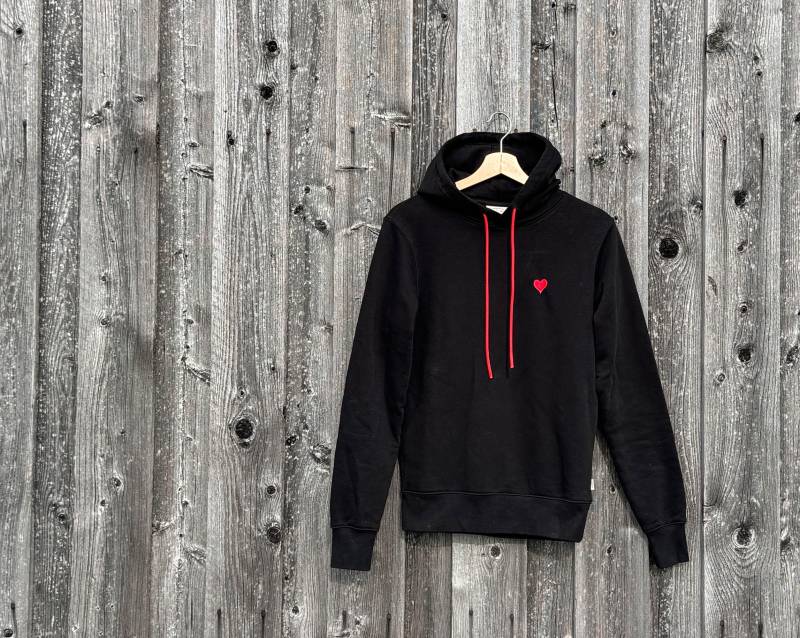 Nachhaltiger Hoodie Aus Gots Bio-Baumwolle Mit Herz-stick Und Farbiger Kordel von Kreativplatzl