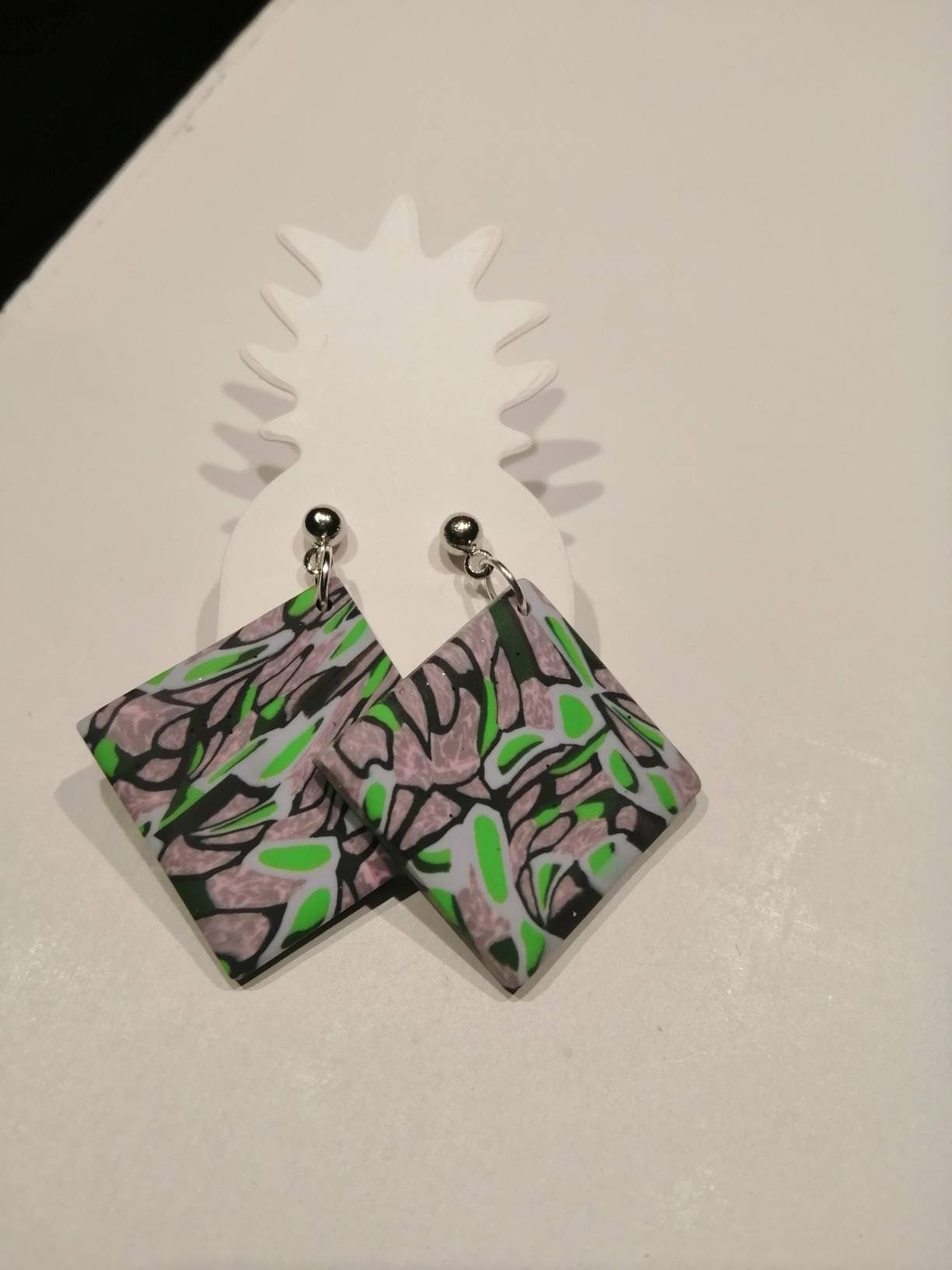 Hängeohrringe, Ohrstecker, Polymer Clay, Ohrringe, Handgefertigt, Ton, Retro, Statement, Viereck, Eckig, Grün Hängeohrringe, Ohrstecker, Polymer Clay, Ohrringe, Handgefertigt, Ton, Retro, Statement, Viereck, Eckig, Grün von KreativwerksByNicole