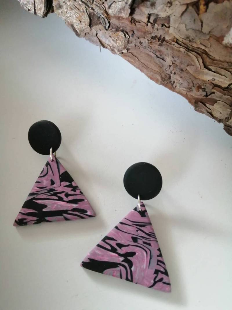 Polymer Clay, Handgefertigt, Ohrringe, Handmade, Statement, Hängeohrringe, Dreieck, Lila, Unikat von KreativwerksByNicole