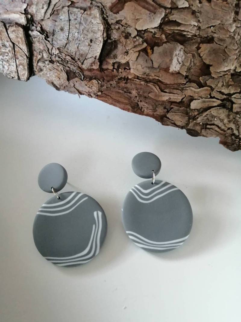 Polymer Clay, Handgefertigt, Ohrringe, Handmade, Statement, Rund, Hängeohrringe, Grau, Unikat von KreativwerksByNicole
