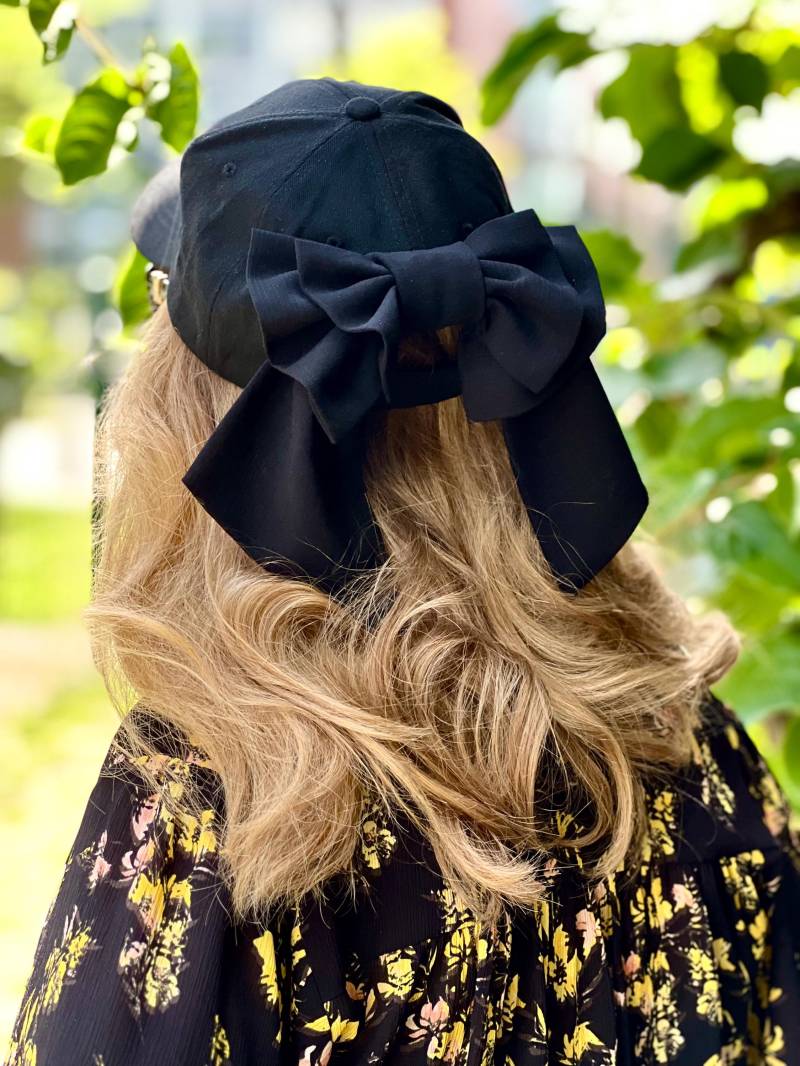 Big Bow Ribbon Baseball Cap Handmade Statement Hat Sunhat Black Satin Schleifen Sonnenhut Big Bow Ribbon Baseball Cap Handmade Statement Hat Sunhat Black Satin Schleifen Sonnenhut von Kreaxana