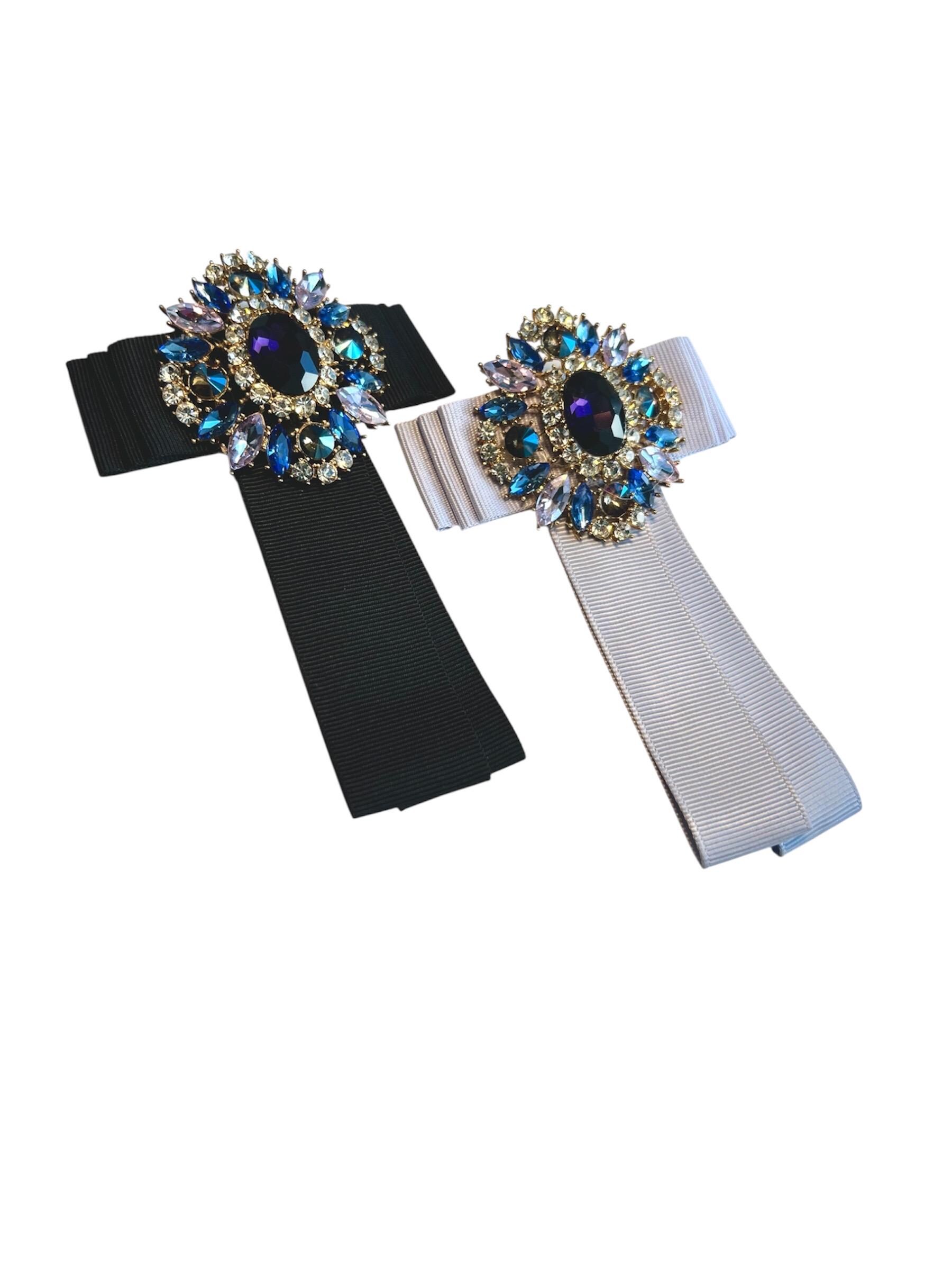 Schwarze Flieder Schleifen Brosche Damenschmuck Vintage Accessoire Black Lilac Ribbon Bow Brooch Ensemble Schwarze Flieder Schleifen Brosche Damenschmuck Vintage Accessoire Black Lilac Ribbon Bow Brooch Ensemble von Kreaxana