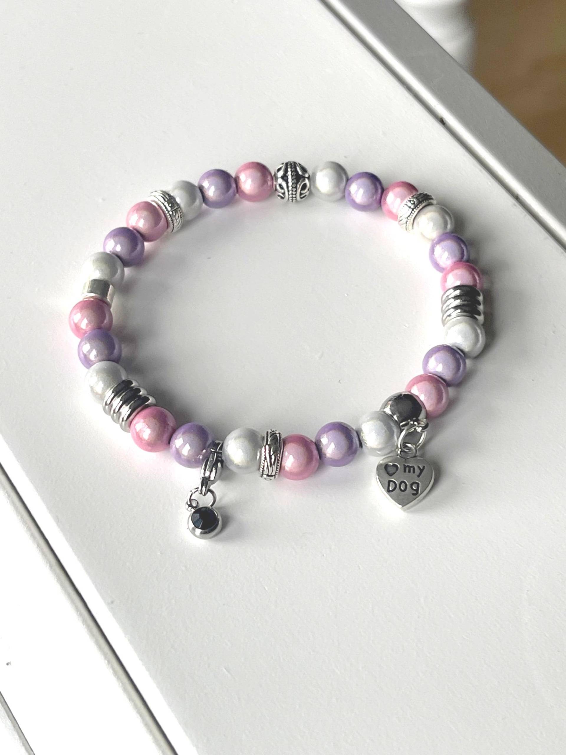 Miracle Magic Perlenarmband Pfote Lila Rosa Weiß Silber Quaste, Herz Für Hunde Und Eigefasstem Glasstein Anhänger von KreoleaSchmuckdesign