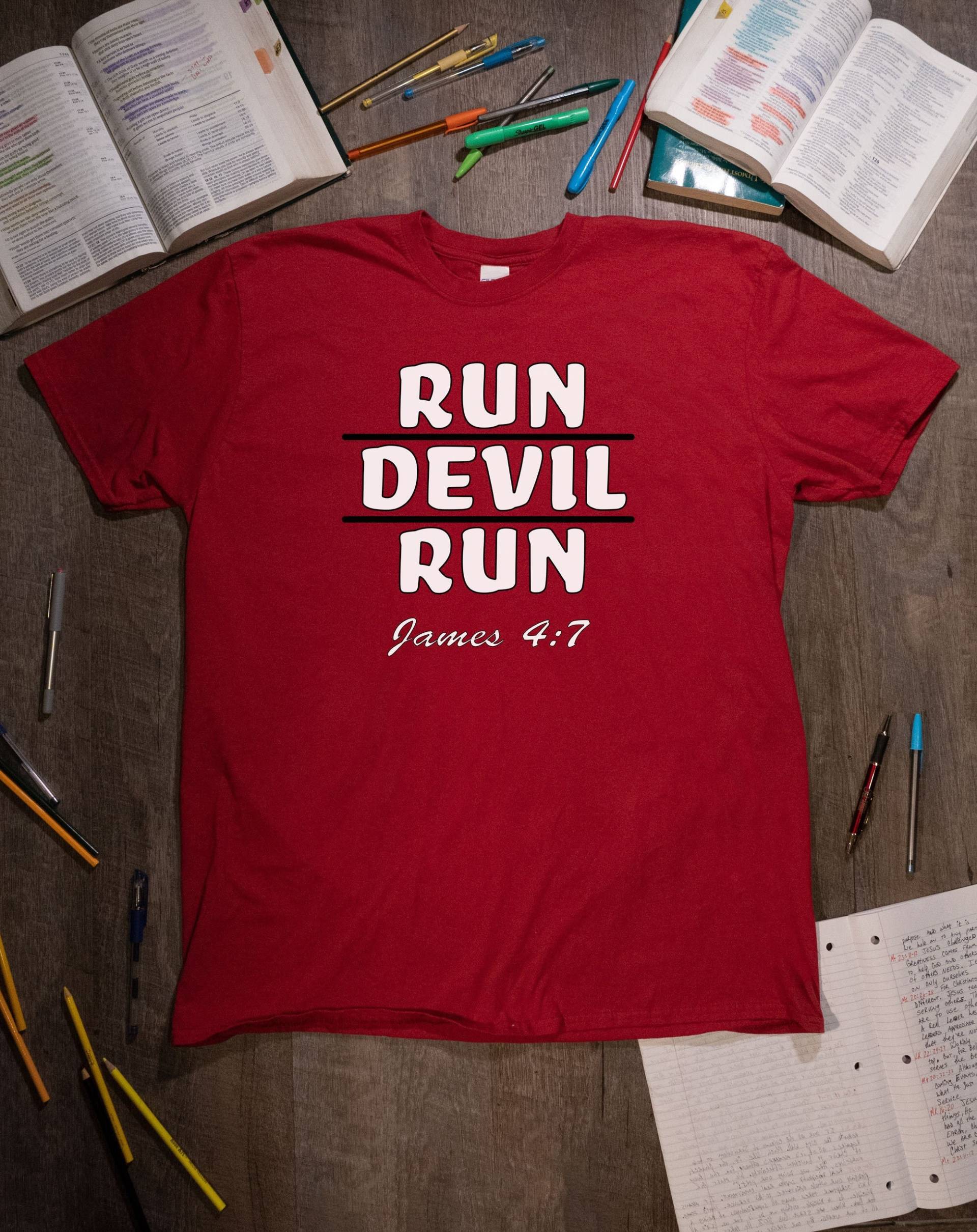 Run Teufel | Bibel Vers Shirt Evangelisation Dienst-Hemd Widersteh Dem Heute Nicht Christliches T-Shirt von KretzFamilyDesigns