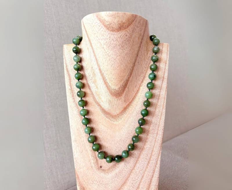 Vintage Grün Jade Perlen Halskette, Handgemachtes Edelstein Schmuck Geschenk Für Sie Vintage Grün Jade Perlen Halskette, Handgemachtes Edelstein Schmuck Geschenk Für Sie von KriAntiqueDekor