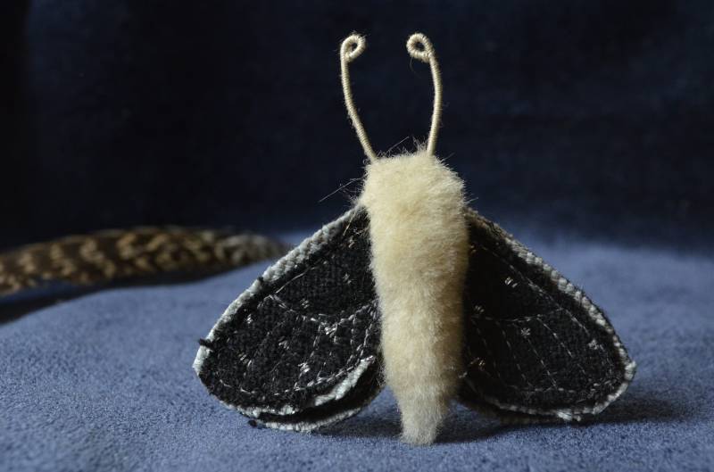 Black Moth Designer Brosche Einzigartige Nacht Schmetterling Schmuck Wiederverwendung Textilkunst von KriKiDesign