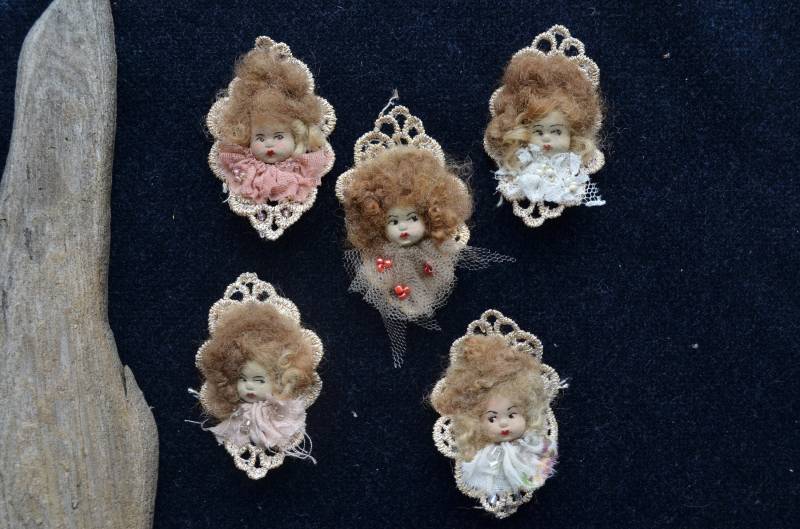 Brosche Mini Puppe Spitze Keramik Brynette Mädchen Personalisierte Einzigartige Winzige Pin von KriKiDesign