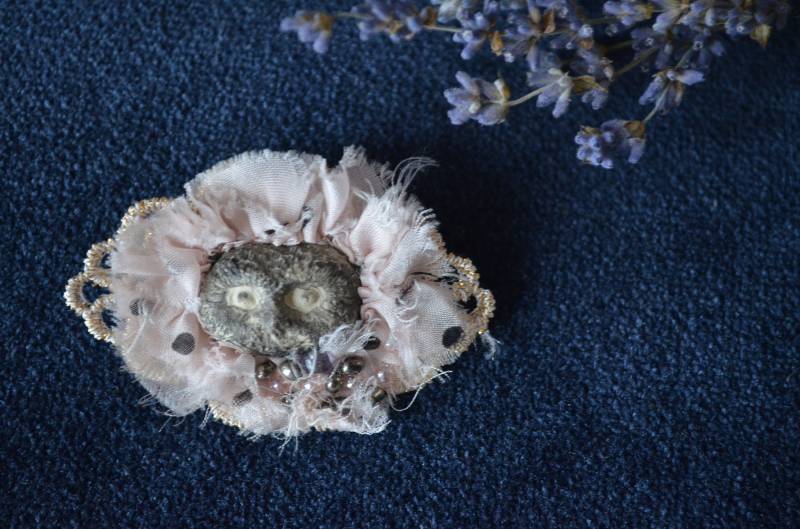 Eule Brosche Mini Vogel Einzigartige Geschenke Tiny Pin Designer von KriKiDesign