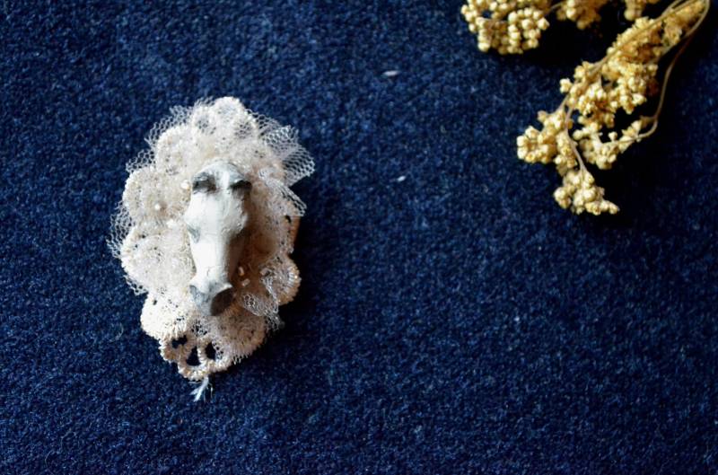 Handgefertigte Keramik Pferdebrosche Personalisiertes Geschenk von KriKiDesign