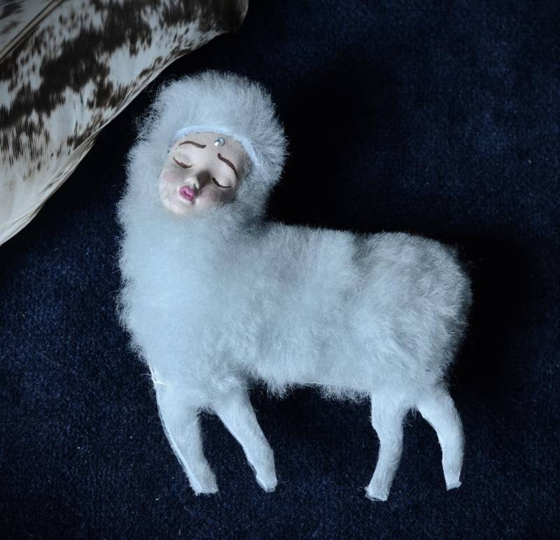 Leder Schaf Brosche Blaue Elegante Mädchen Charakter Anstecknadel von KriKiDesign