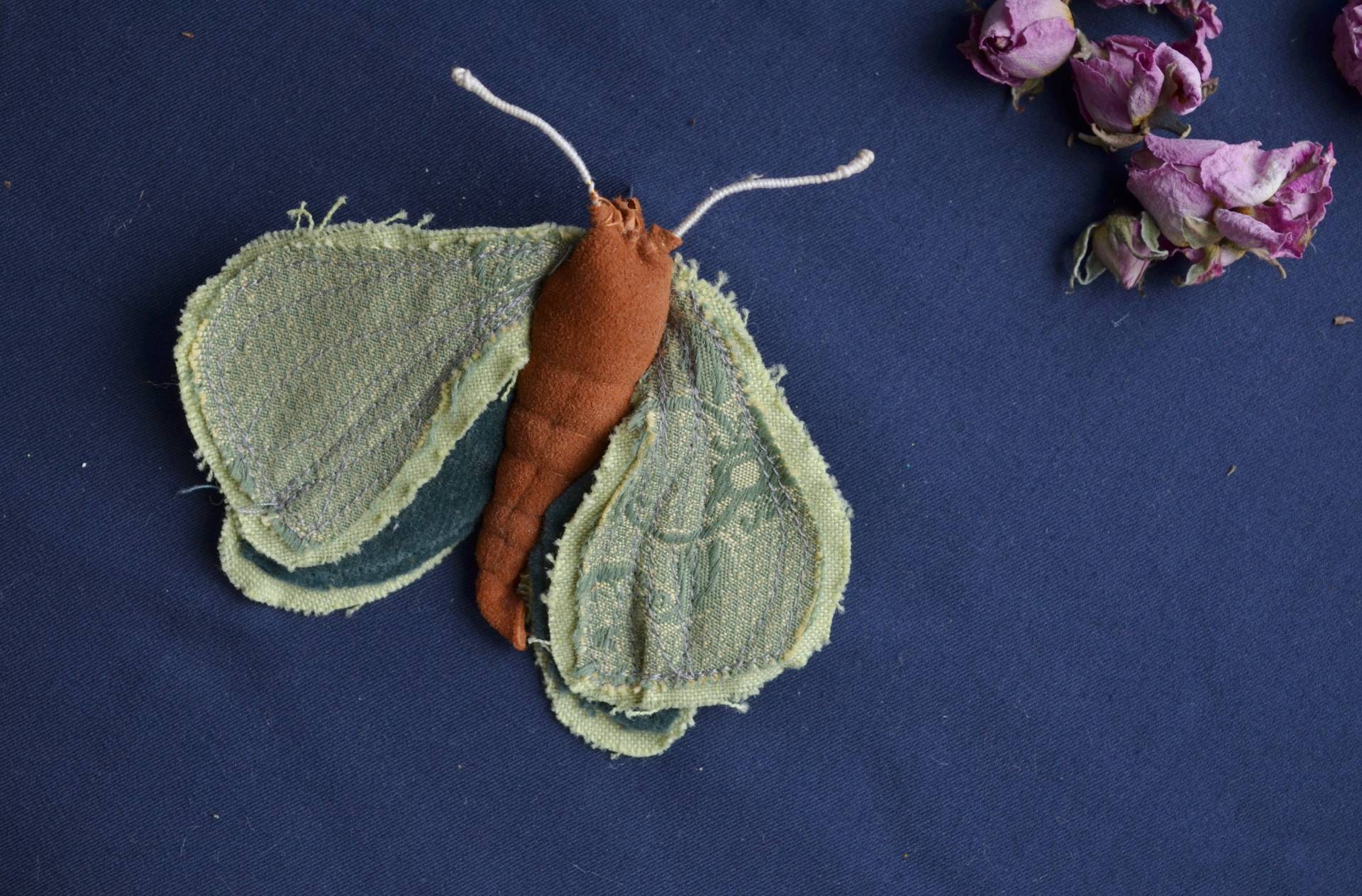 Schmetterling Brosche Leder Insekt Upcycled Stoff Kunst Schmuck Pin von KriKiDesign