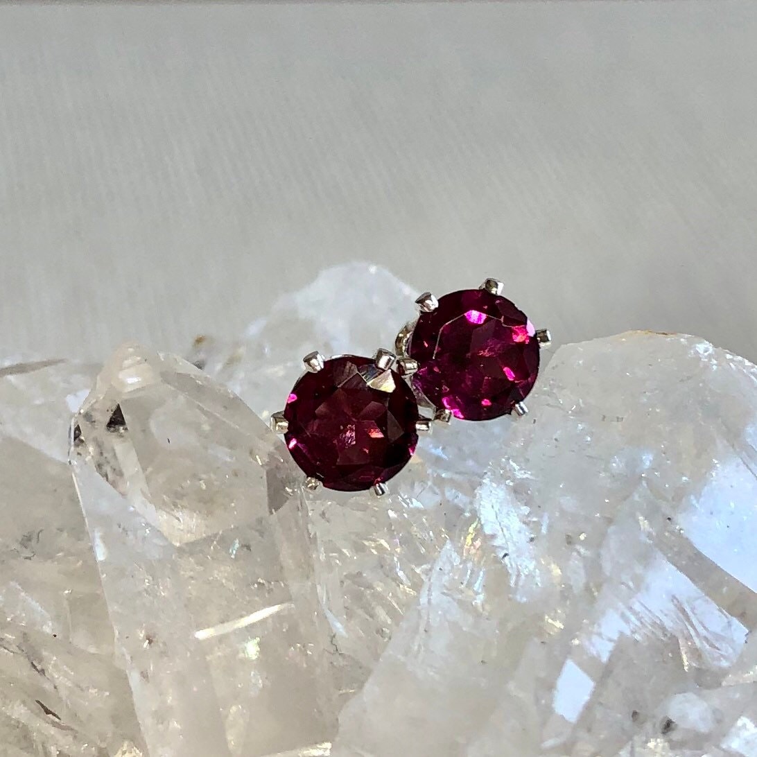 Rhodolith Granat Ohrstecker, 5 Mm Echte Rosa Sterling Silber, Minimalistisch, Natürliche Januar Geburtsstein von KriSatDesigns