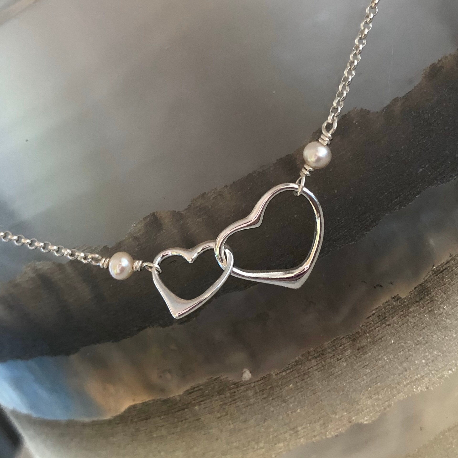 Verknüpfte Herzen Halskette, Neue Mutter Geschenk, Tochter Anhänger, Ineinandergreifende Herzen, Und Kind, Doppelherzen, Ewige Liebe Baby von KriSatDesigns