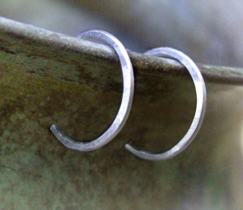 Extra Tiny Sterling Creolen - Umgekehrte Umweltfreundlich Recycelt Einfach Leicht Gehämmert 5/16"5 Mm 8 Unisex Geschenk von KrisPstudio