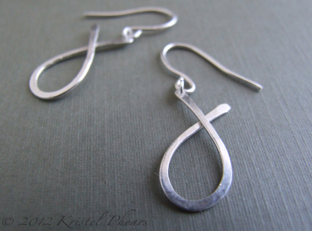 Fisch Ohrring Sterling Silber - Oder 14K Goldgefüllt, Handgehämmert Einfach Minimalistisch Modernen Glauben von KrisPstudio