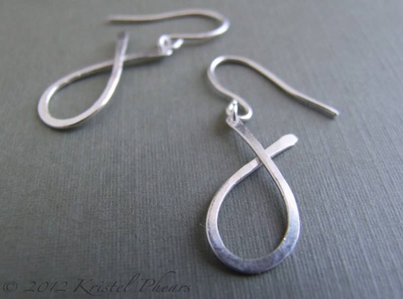 Fisch Ohrring Sterling Silber - Oder 14K Goldgefüllt, Handgehämmert Einfach Minimalistisch Modernen Glauben von KrisPstudio