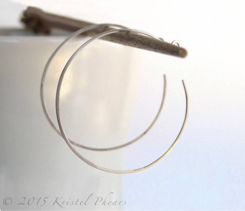 Große Sterling Creolen - Eco-Friendly Recycled Argentium Silber Reverse Geschenk Einfach Klassisch Minimalist Basic Flach Gehämmert 1, 5" von KrisPstudio