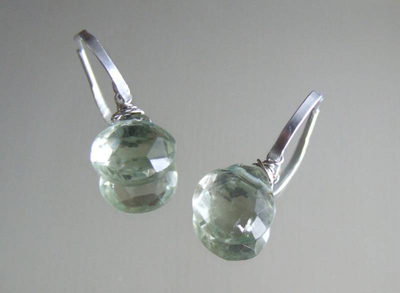 Grüne Amethyst Ohrringe - Prasiolit Halb-Hoop Huggie Post Original Design Geburtstag Braut Geschenk von KrisPstudio