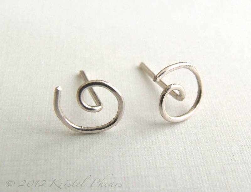 Kleine Ohrstecker Swirl - Silber Oder Gold Filled Umweltfreundlich Recycelter Sterling Post Gehämmerter Draht Gewickelt Süßer Spaß Freund Geschenk von KrisPstudio