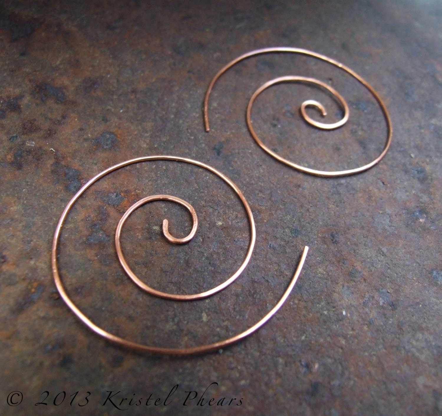Kupfer Spiral-Creolen 4, 5 cm - Spiral-Ohrringe in Oder Messing, Leicht Gehämmert, 40 Mm, Versilbert von KrisPstudio