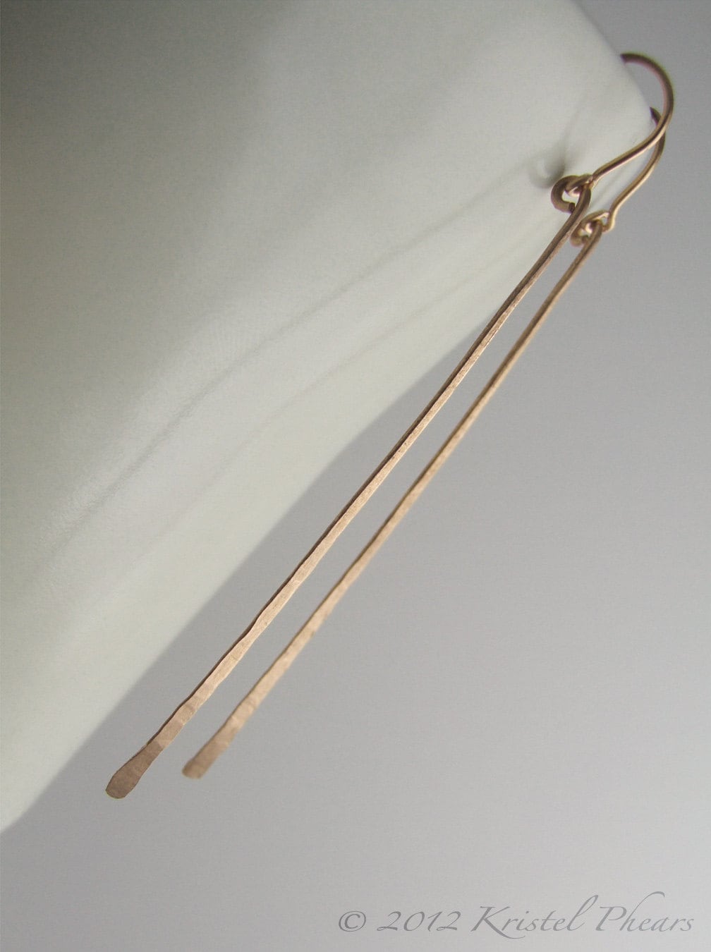 Lange Gold Bar Ohrringe - Gehämmerte Bar, 14K Goldgefüllte Tropfen Ohrringe, Einfache Elegante, Moderne, Mutige Minimale Stick Spike Geschenk von KrisPstudio
