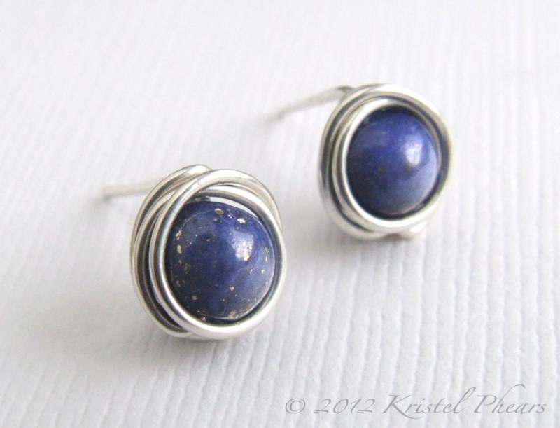 Lapis Ohrstecker - Sterling Silber Kleine Lapislazuli Draht Gewickelt Königsblau September Birthstone Geschenk von KrisPstudio