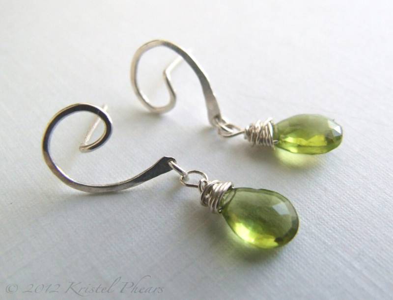 Peridot Ohrringe - Silber Oder Gold August Geburtsstein Swirl Post Baumeln Tropfen Apfel Limettengrün Umweltfreundliches Braut Jahrestag Geschenk von KrisPstudio