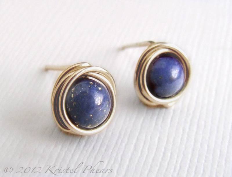 Winzige Lapis Ohrstecker - 14K Gold-Filled Draht Gewickelt September Birthstone Geschenk Kobalt Royal Blau Gelb Roségold von KrisPstudio