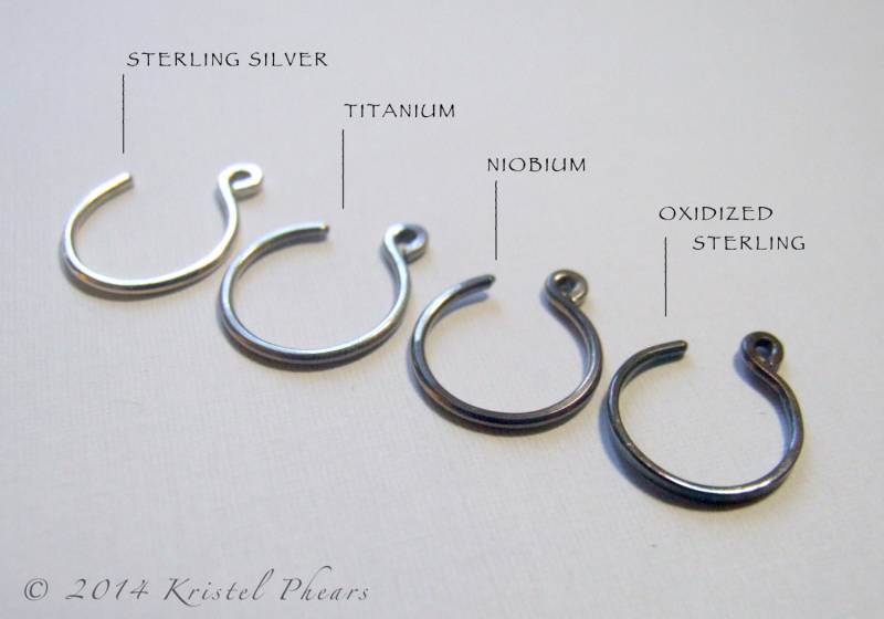 "Winzige Titan Oder Niobium Creolen - Hypoallergene Graue Gunmetal Reverse Ohrringe Einfache Moderne 12 Mm 10Mm 1/2" 20Ga Männer Unisex Nase." von KrisPstudio