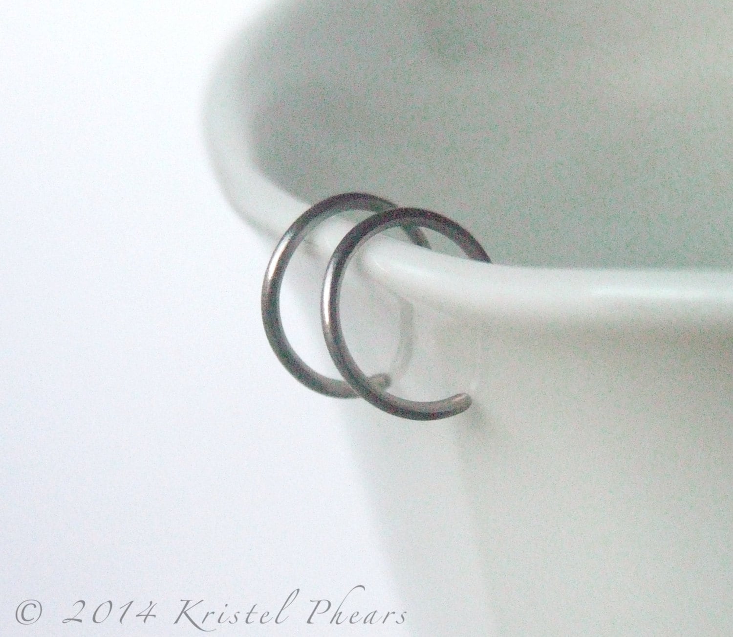 Winzige Titan Oder Niobium Creolen - Hypoallergene Silbergrau Gunmetal Reverse Einfache Moderne 1/2 "(10 Mm 12 Mm Männer Unisex Nase von KrisPstudio