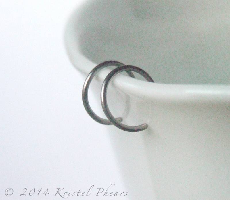 Winzige Titan Oder Niobium Creolen - Hypoallergene Silbergrau Gunmetal Reverse Einfache Moderne 1/2 "(10 Mm 12 Mm Männer Unisex Nase von KrisPstudio