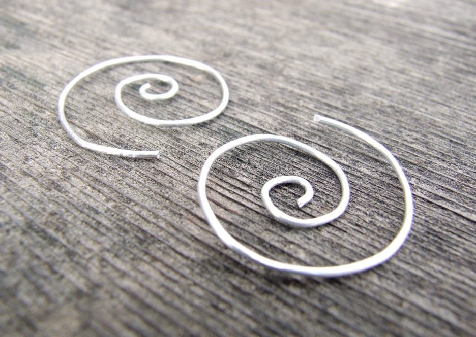 sterling Swirl Ohrringe 4, 5 cm - Silber Spiral Hoop Nautilus Spaß Austauschbare Leicht Gehämmert Eco-Friendly Geschenk von KrisPstudio