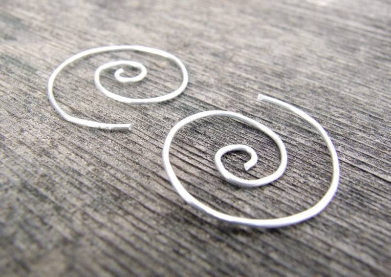 sterling Swirl Ohrringe 4, 5 cm - Silber Spiral Hoop Nautilus Spaß Austauschbare Leicht Gehämmert Eco-Friendly Geschenk von KrisPstudio