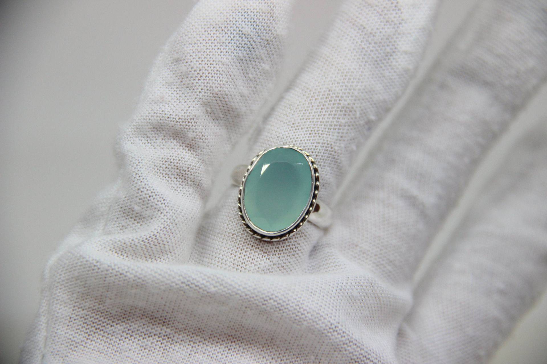 Aqua Chalcedon Ring Oval Sterling Silber, Größe 8 von KrishivExports