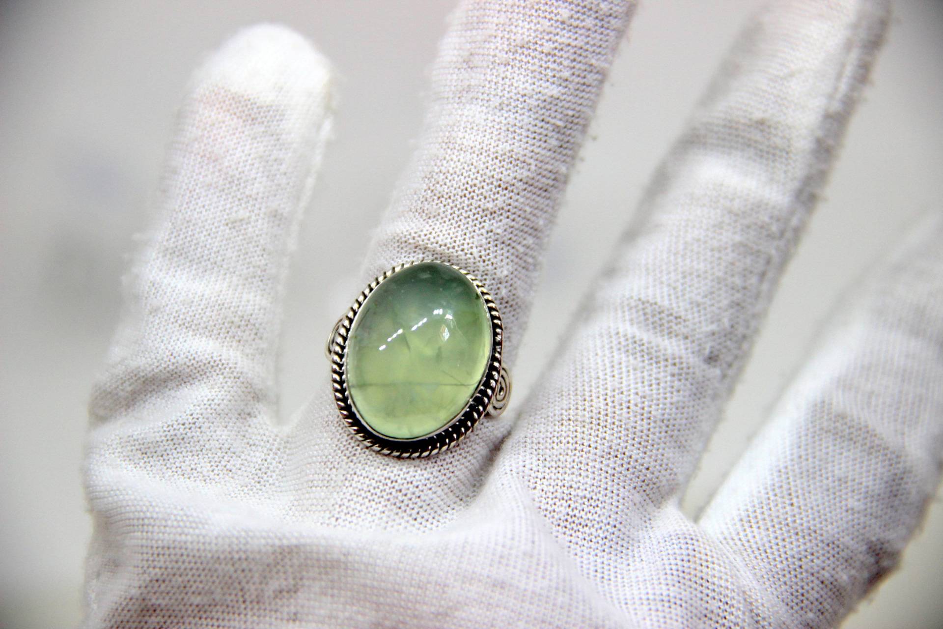 Großer Prehnit Naturring Ovales Cabochon, 925 Sterling Silber, Size 7 von KrishivExports