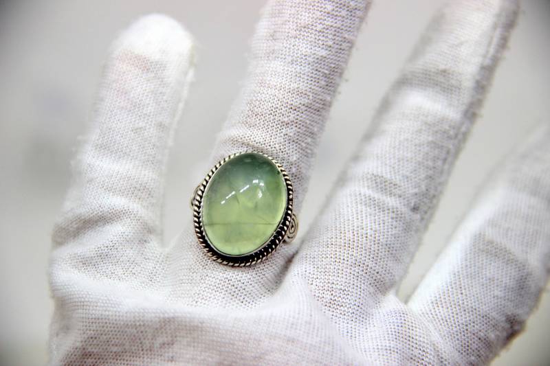 Großer Prehnit Naturring Ovales Cabochon, 925 Sterling Silber, Size 7 von KrishivExports