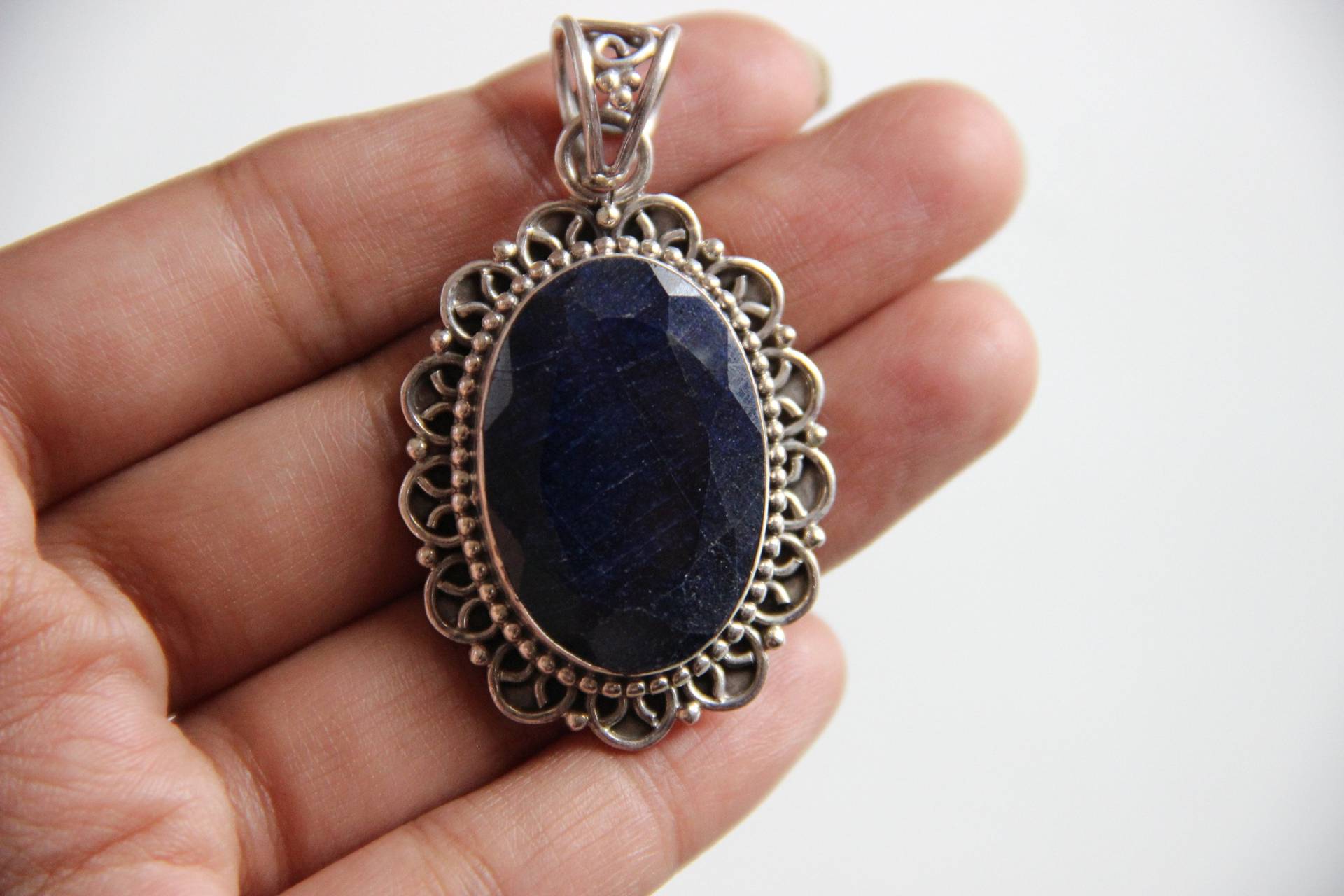 Handgefertigter Ovaler Blauer Saphir Anhänger Aus 925Er Silber von KrishivExports