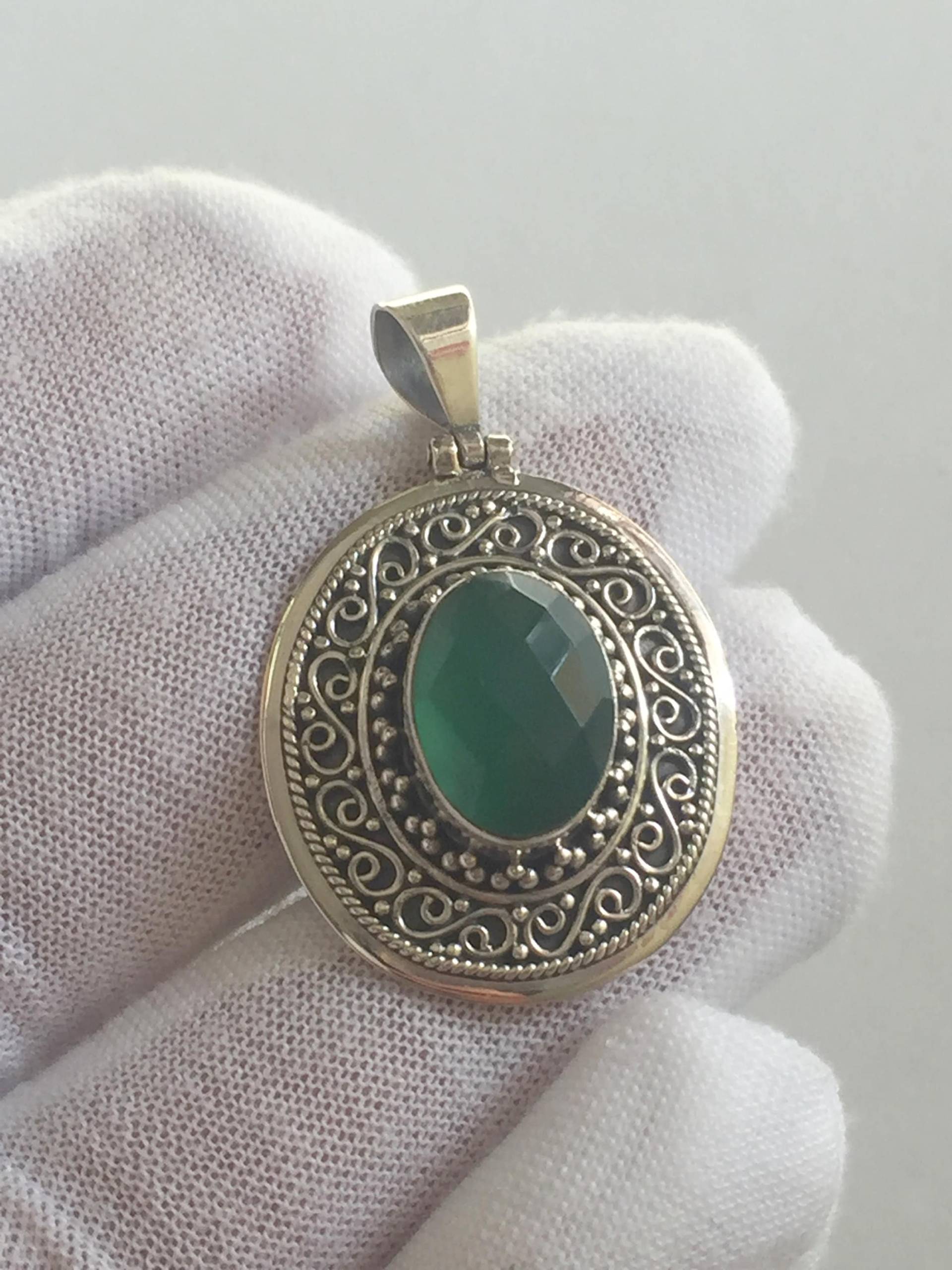 Natürlicher Grüner Chalcedon Silber Anhänger/925 Sterling Facettierter Checker Oval Handgefertigter Natürlicher Grüner Chalcedon Silber Anhänger/925 Sterling Facettierter Checker Oval Handgefertigter von KrishivExports
