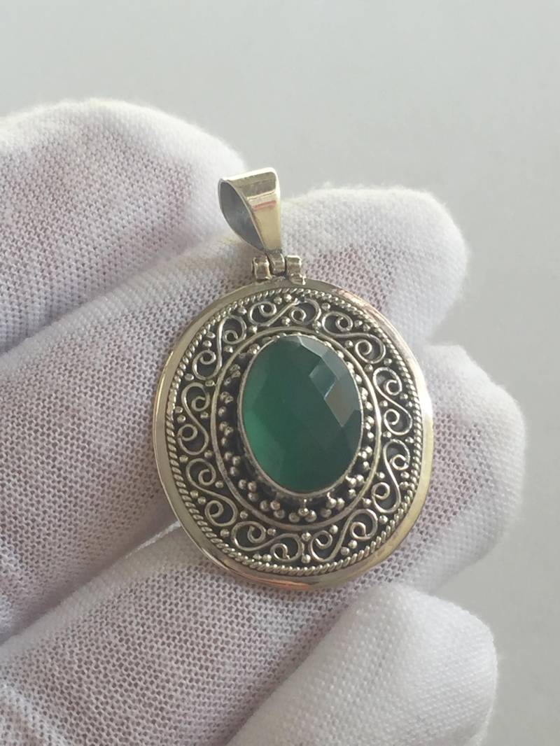 Natürlicher Grüner Chalcedon Silber Anhänger/925 Sterling Facettierter Checker Oval Handgefertigter Natürlicher Grüner Chalcedon Silber Anhänger/925 Sterling Facettierter Checker Oval Handgefertigter von KrishivExports