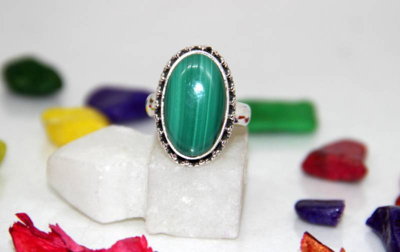 Ovaler Malachit Ring Sterling Silber Boho Statement Schmuck, Size 8 von KrishivExports