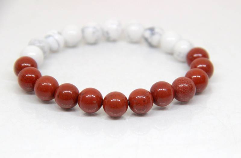 Rotes Achat Armband, Roter Weißer Howlith Armreif, Perlenarmband, Edelstein Doppeltes Schutzarmband, Handgemachtes Armband von KrishivExports