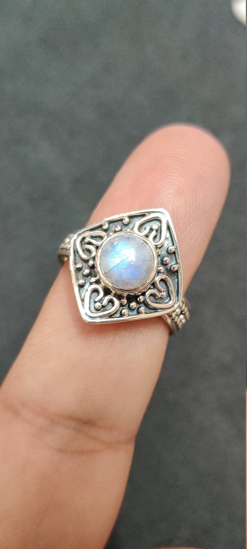 Weißer Regenbogen Mondstein Ring Gehämmertes Sterling Silber, Size 8 von KrishivExports