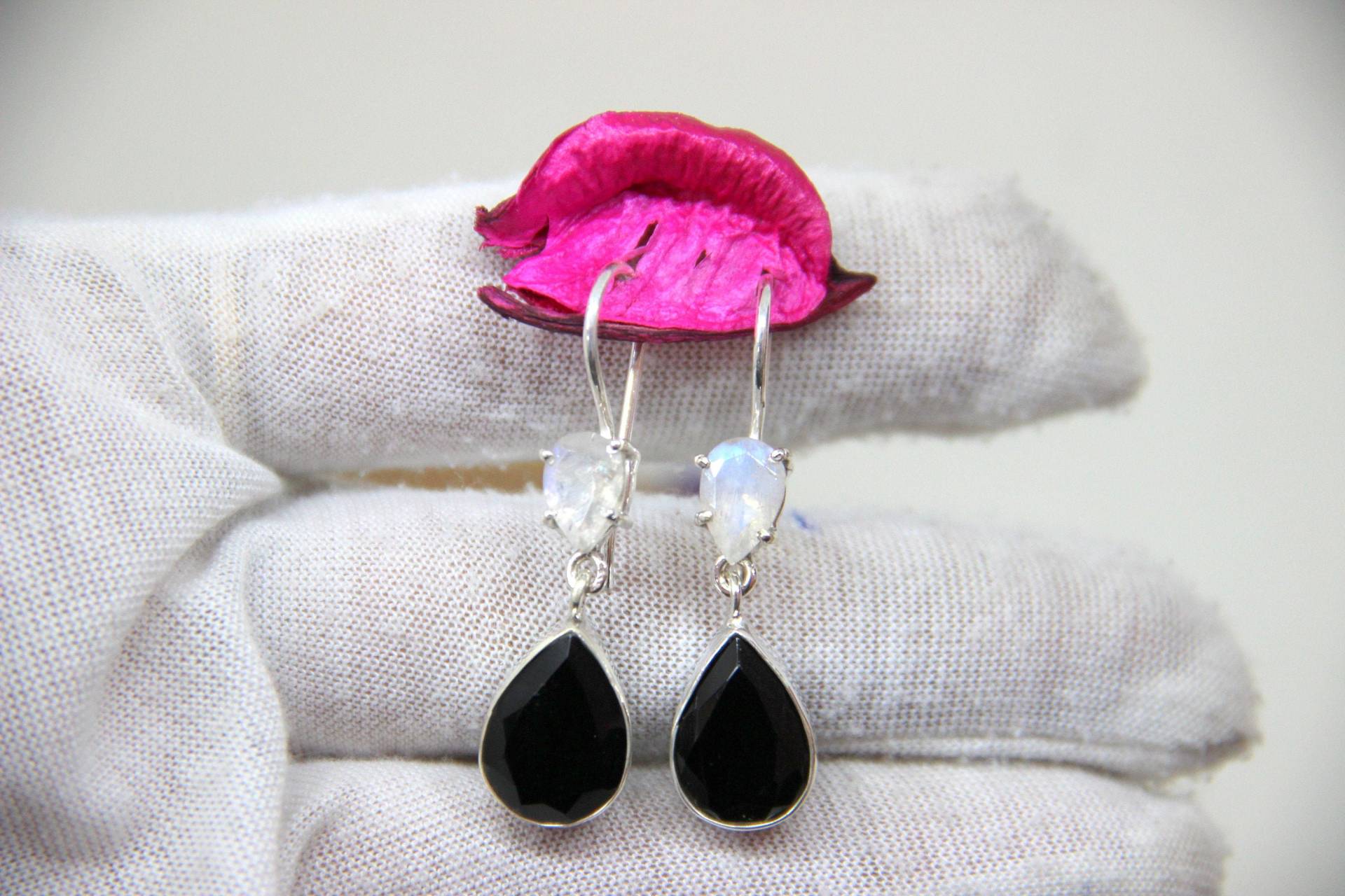 Weißer Regenbogen Mondstein Silber Ohrringe/Weißer Mit Schwarzem Onyx/925 Sterling Silber/Mondstein Ohrhänger von KrishivExports