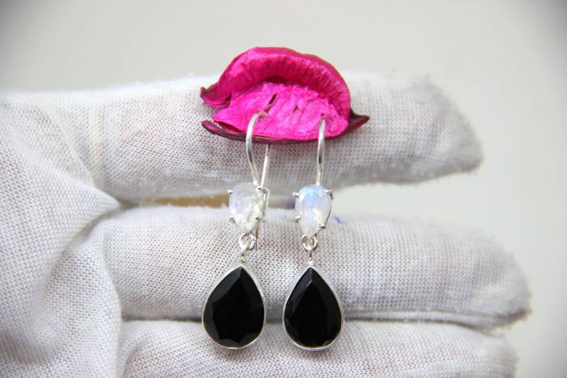 Weißer Regenbogen Mondstein Silber Ohrringe/Weißer Mit Schwarzem Onyx/925 Sterling Silber/Mondstein Ohrhänger von KrishivExports