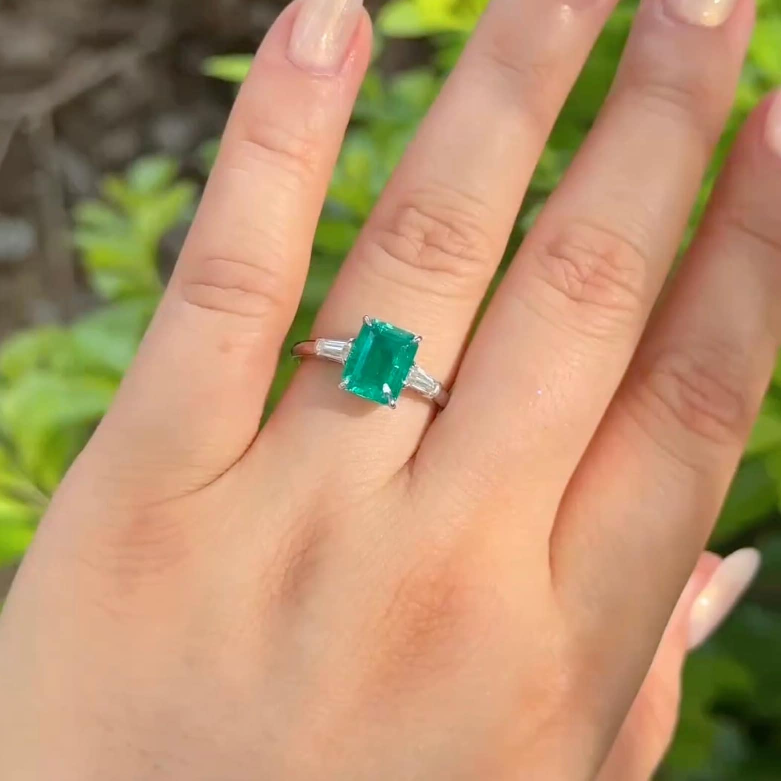 Drei Stein 1.5Ct Lab-Smaragd Verlobungsring/Baguette Jubiläumsgeschenk Vorschlag Ring Für Frauen Geschenk Sie von KrishivJewel