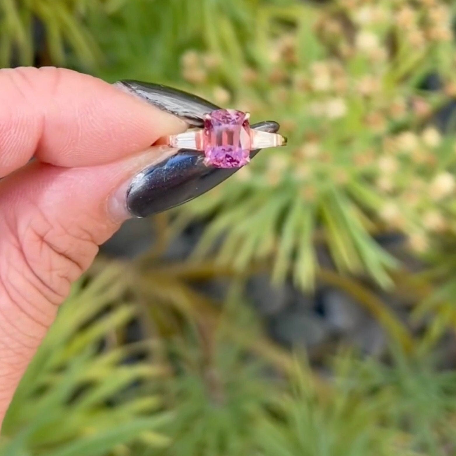 Dreistein-Verlobungsring, Diamant Im Kissenschliff Mit Seitlichen Baguettes, 1, 5 Ct Moissanit-Ehering, 10/14/18K Massivgoldring Für Sie von KrishivJewel