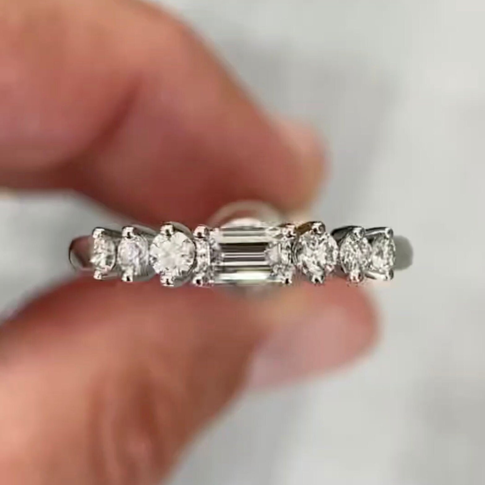 Moissanite Edelsteinring 14K Weißgold Baguette Ring Dünn Minimal Band Eleganz Hochzeitsgeschenk Verlobungsring Geschenk Für Frauen von KrishivJewel