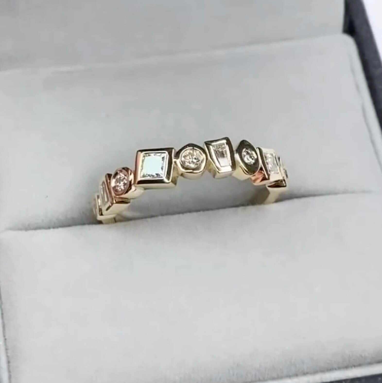 stapelring, Halb Eternity Band, Moissanit Ring, Lünette Baguette-Prinzessin-Runde Ehering, 14K Gelbgold Ring von KrishivJewel