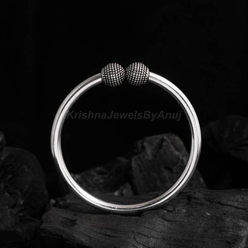 Wunderschöner Ball Armreif - 925 Massiv Sterling Silber Größe 6, 1 cm | Innendurchmesser Handgemachter Oxidierter Alltags Armband von KrishnaJewelsByAnuj