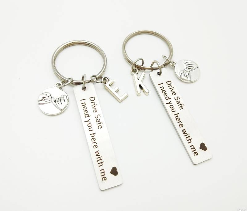 Pinky Versprechen Schlüsselanhänger, Fahren Sicher Sicher, Ich Brauche Dich Hier Bei Mir, Personalisierte Freund, Paar Pinky Versprechen Schlüsselanhänger, Fahren Sicher Sicher, Ich Brauche Dich Hier Bei Mir, Personalisierte Freund, Paar von KrisnaDesign